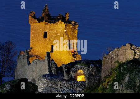 Urquhart Castle in der Abenddämmerung. Loch Ness. Highlands, Schottland. U.K Stockfoto