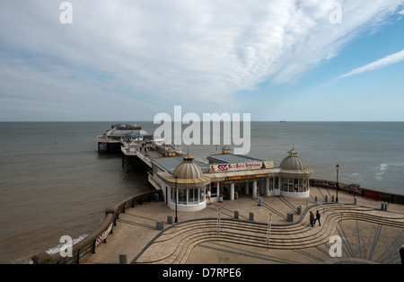 Cromer Pier an einem windigen Tag im April -1 Stockfoto