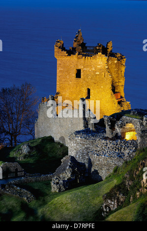 Urquhart Castle in der Abenddämmerung. Loch Ness. Highlands, Schottland. U.K Stockfoto