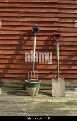 Garten Gabel und Schaufel stützte sich auf Zaun Stockfoto