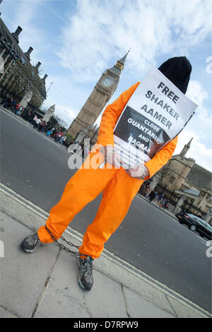 Westminster London, UK. 13. Mai 2013. Eine kleine Gruppe von Demonstranten gekleidet in orangefarbenen Anzügen und schwarze Masken außerhalb Parlament Forderung nach der Freilassung der britischen resident Shaker Aamer, die von den Vereinigten Staaten in die Gefangenenlager Guantanamo Bay auf Kuba seit 2001 durchgeführt wird. Bildnachweis: Amer Ghazzal/Alamy Live-Nachrichten Stockfoto