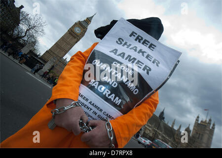 Westminster London, UK. 13. Mai 2013. Eine kleine Gruppe von Demonstranten gekleidet in orangefarbenen Anzügen und schwarze Masken außerhalb Parlament Forderung nach der Freilassung der britischen resident Shaker Aamer, die von den Vereinigten Staaten in die Gefangenenlager Guantanamo Bay auf Kuba seit 2001 durchgeführt wird. Bildnachweis: Amer Ghazzal/Alamy Live-Nachrichten Stockfoto