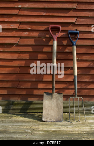 Garten Schaufel und Gabel gelehnt Zaun für rest Stockfoto