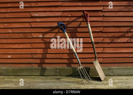 Garten Gabel und Schaufel stützte sich auf Zaun Stockfoto