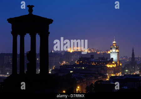 Dugald Stewart Monument, Balmoral Hotel Turm und Edinburgh Castle an den Hintergrund vom Calton Hill in der Abenddämmerung. Edinburgh. Lothian Stockfoto