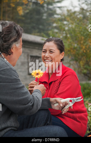 Glücklich Senior paar mit Blume Stockfoto