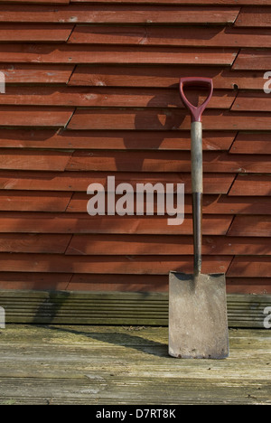 Garten Zaun für Rest gelehnt Spaten Stockfoto