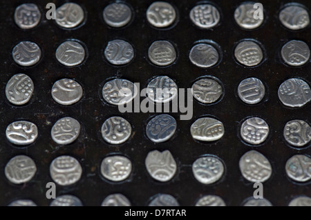 Rasi Palaka, die Münze Board - ein Holzbrett mit kleinen Nischen verwendet, um kleine Münzen, Münze Minzen zählen Stockfoto