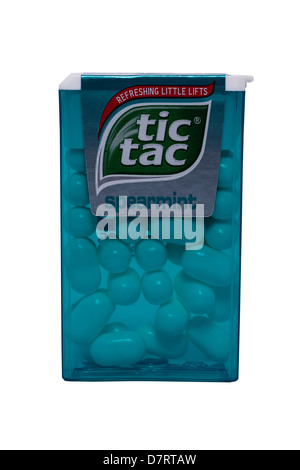 Eine Schachtel mit Spearmint Tic tac auf weißem Hintergrund Stockfoto
