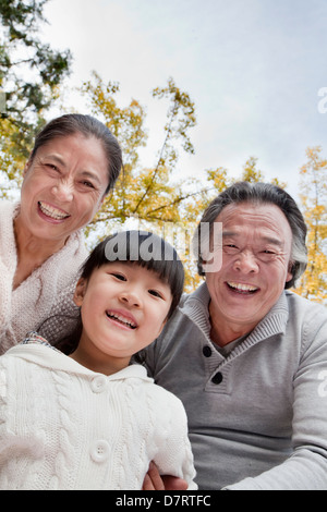 Großeltern und Enkeltochter im park Stockfoto