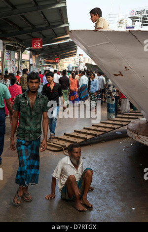 Passagiere warten auf eine Fähre am Sadarghat Ferry Terminal, Dhaka, Bangladesch Stockfoto