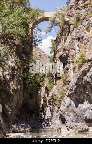 Die Schluchten des Flusses Raganello und die Ponte del Diavolo (Teufelsbrücke). Stockfoto