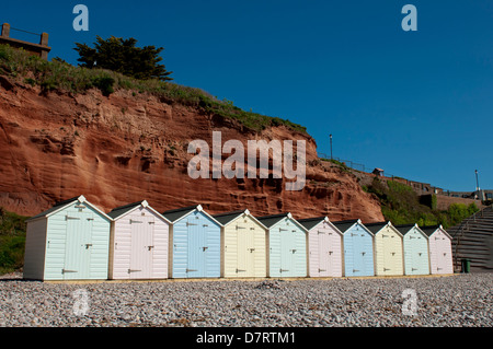 Strand Hütten und Klippen, Budleigh Salterton, Devon, England, UK Stockfoto