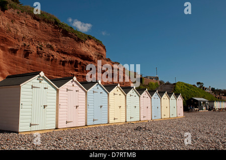 Strand Hütten und Klippen, Budleigh Salterton, Devon, England, UK Stockfoto