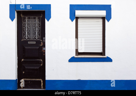 Portugal. Tür und Fenster set in blau und weiß gestrichenen Wand. Stockfoto
