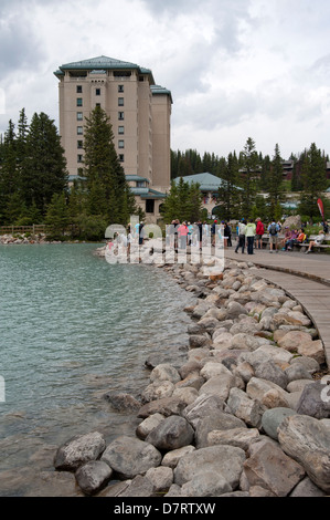 Promenade entlang des Lake Louise mit dem Fairmont Chateau Lake Louise Hotel im Hintergrund, Banff Nationalpark, Alberta Stockfoto