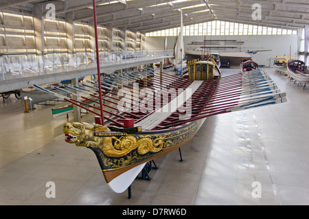 Lissabon, Portugal. Eine königliche Lastkahn im Museu de Marinha. Stockfoto