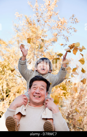 Großvater und Enkel spielen im Park Stockfoto