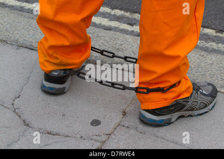 Westminster London, UK. 13. Mai 2013. Ein Demonstrant gekleidet in orange mit Bein Ketten außerhalb Parlament Forderung nach der Freilassung der britischen resident Shaker Aamer, die von den Vereinigten Staaten in die Gefangenenlager Guantanamo Bay auf Kuba seit 2001 durchgeführt wird. Bildnachweis: Amer Ghazzal/Alamy Live-Nachrichten Stockfoto