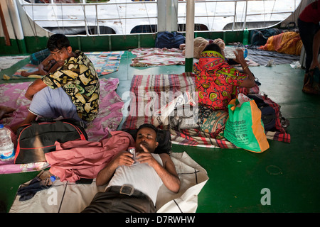 Passagiere an Bord einer Fähre vertäut im Sadarghat, Dhaka, Bangladesch Stockfoto