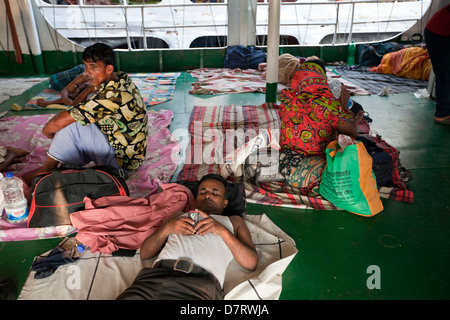 Passagiere an Bord einer Fähre vertäut im Sadarghat, Dhaka, Bangladesch Stockfoto