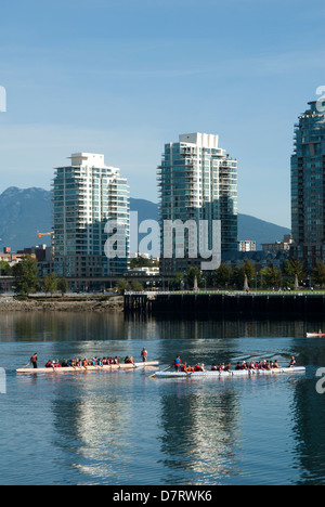 Drachen Boot Rennfahrer üben in den Gewässern des False Creek, Vancouver, Britisch-Kolumbien, Kanada Stockfoto