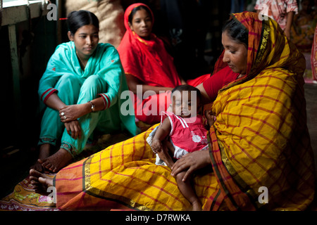 Passagiere mit einem Baby an Bord einer Fähre vertäut im Sadarghat, Dhaka, Bangladesch Stockfoto