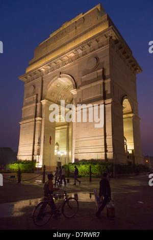 Indien, Uttar Pradesh, New Delhi, India Gate, die nachts beleuchtet Stockfoto