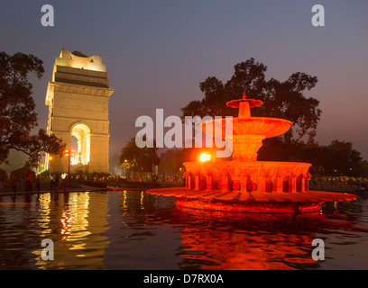 Indien, Uttar Pradesh, New Delhi, India Gate, die nachts beleuchtet Stockfoto