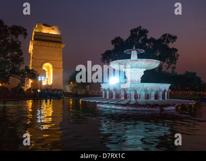 Indien, Uttar Pradesh, New Delhi, India Gate, die nachts beleuchtet Stockfoto