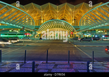 Bahnhof Oriente von Santiagio Calatrava in der Abenddämmerung, Gare do Oriente in der Abenddämmerung. Parque Das Nações. Lissabon, Portugal Stockfoto