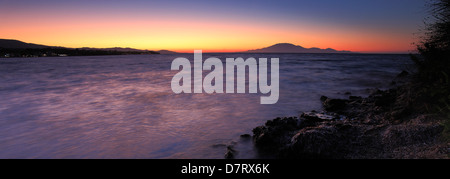 Abenddämmerung Farben über den weitläufigen Strand von Tsilivi Stadt, Insel Zakynthos, Zakynthos, Griechenland, Europa. Stockfoto