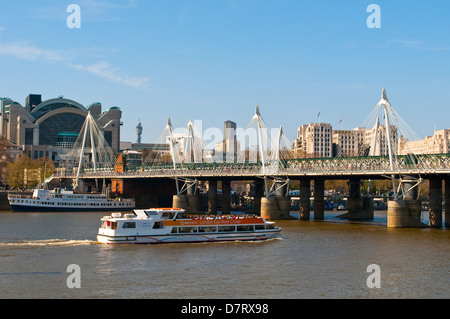 Hungerford Bridge und Ausflugsschiff, London, UK Stockfoto