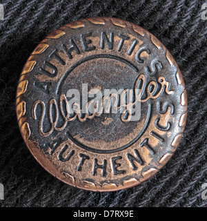 Wrangler Authentics Button auf ein paar schwarze Denim jeans Stockfoto