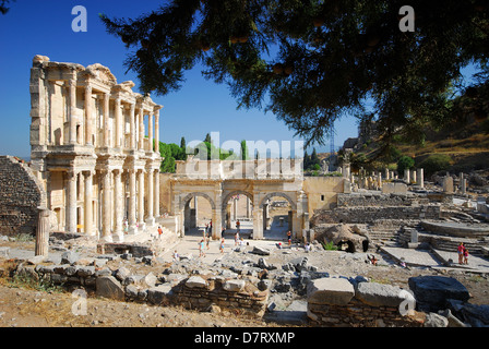 EPHESUS (EFES), TÜRKEI. Die Bibliothek des Celsus und Hadrians Tor. 2011. Stockfoto