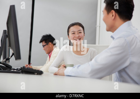 Business Partner diskutieren im Büro Stockfoto