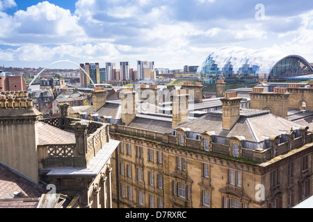 Newcastle City Skyline mit dem Millennium Bridge and The Sage in der Ferne. Stockfoto