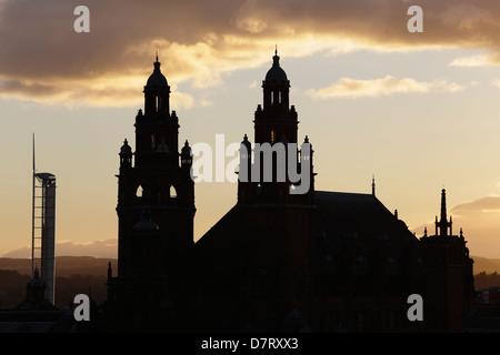 Silhouette der Victorian Kelvingrove Art Gallery and Museum und des Contemporary Observation Tower bei Sonnenuntergang, Glasgow, Schottland, Großbritannien Stockfoto