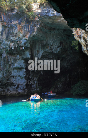 Boot auf dem unterirdischen See Melissani, Insel Kefalonia, Griechenland, Europa Stockfoto