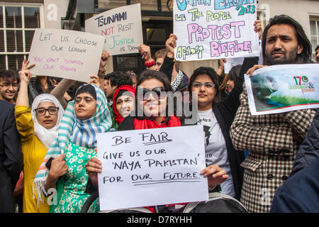 London, UK. 13. Mai 2013. Pakistaner protestieren gegen angebliche Wahl Takelage. Bildnachweis: Paul Davey/Alamy Live-Nachrichten Stockfoto