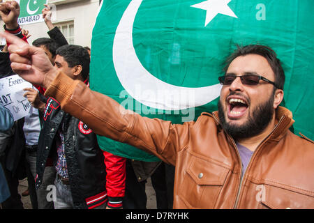 London, UK. 13. Mai 2013. Ein pakistanischer Demonstrant Gesänge Parolen gegen die angebliche Manipulation der Parlamentswahlen Pakistans. Bildnachweis: Paul Davey/Alamy Live-Nachrichten Stockfoto
