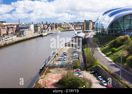 Newcastle City Skyline mit dem Millennium Bridge and The Sage in der Ferne. Stockfoto