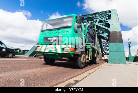 Dichten Verkehr der Tyne Brücke in Newcastle Upon Tyne. Stockfoto