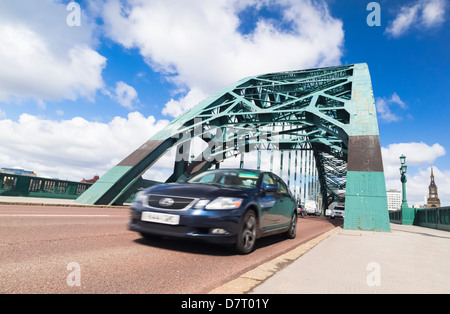 Dichten Verkehr der Tyne Brücke in Newcastle Upon Tyne. Stockfoto