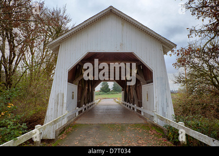 USA, Oregon, Corvallis, irische Bogen Brücke. Stockfoto