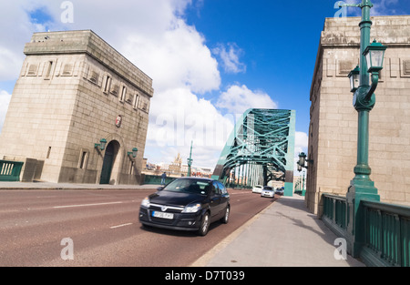 Dichten Verkehr der Tyne Brücke in Newcastle Upon Tyne. Stockfoto