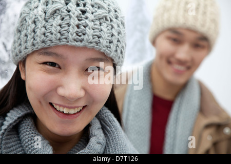 Junges Paar im Schnee Stockfoto