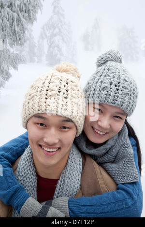 Junges Paar im Schnee Stockfoto