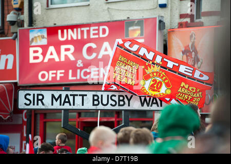 Manchester, UK. 13. Mai 2013. Fahnen für Sir Matt Busby Weg vor old Trafford Fußballclub anlässlich der Siegesparade über das Straßenschild drapiert. Bildnachweis: Lee Avison/Alamy Live-Nachrichten Stockfoto