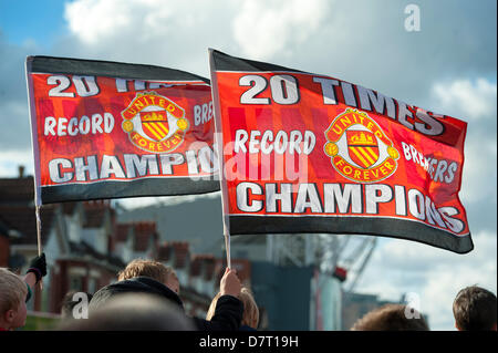 Manchester, UK. 13. Mai 2013. Fahnen statt oben außen old Trafford Fußballplatz während der Siegesparade. Bildnachweis: Lee Avison/Alamy Live-Nachrichten Stockfoto